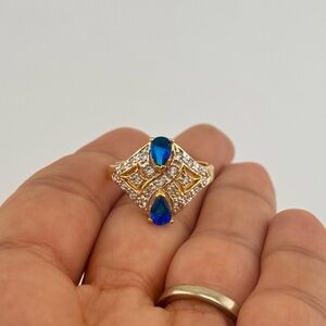 Elegant Gold-tone and Blue Stone Ring